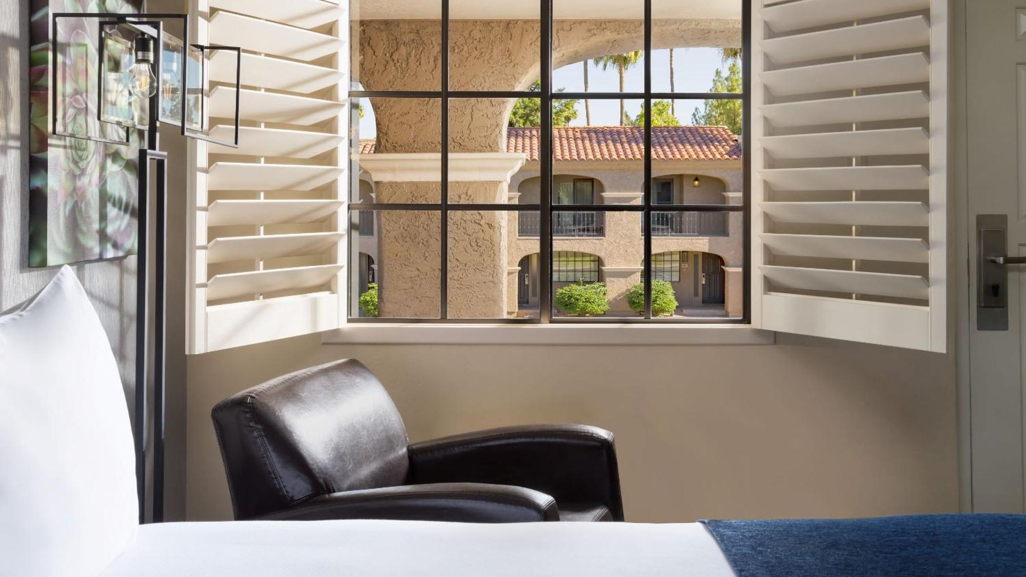 Resort Scottsdale Plaza
