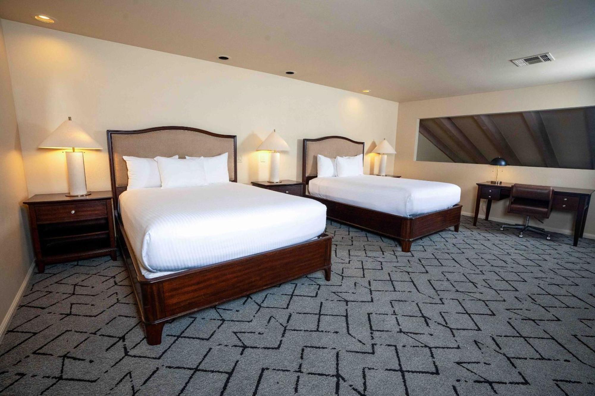 Scottsdale Plaza 4*